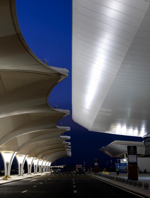 (260121) -- XIAMEN, Jan. 21, 2026 (Xinhua) -- This photo taken on Jan. 20, 2026 shows an exterior view of the departure hall of the Xiamen Xiang'an International Airport in Xiamen, southeast China's Fujian Province. Construction of the Xiamen Xiang'an International Airport has entered a critical phase involving completion acceptance, flight tests and calibrations, and relocation preparations. With its operation slated for late 2026, the airport will be able to handle 45 million passengers, 750,000 tonnes of cargo and mail, as well as 380,000 aircraft take-offs and landings on a yearly basis. (Xinhua/Wei Peiquan)
