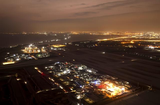 (260121) -- XIAMEN, Jan. 21, 2026 (Xinhua) -- An aerial drone photo taken on Jan. 20, 2026 shows a night view of the Xiamen Xiang'an International Airport in Xiamen, southeast China's Fujian Province. Construction of the Xiamen Xiang'an International Airport has entered a critical phase involving completion acceptance, flight tests and calibrations, and relocation preparations. With its operation slated for late 2026, the airport will be able to handle 45 million passengers, 750,000 tonnes of cargo and mail, as well as 380,000 aircraft take-offs and landings on a yearly basis. (Xinhua/Wei Peiquan)