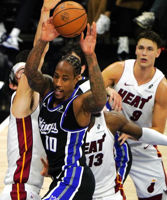 (260121) -- SACRAMENTO, Jan. 21, 2026 (Xinhua) -- Sacramento Kings' DeMar DeRozan (front) competes during the 2025-2026 NBA regular season basketball game between Miami Heats and Sacramento Kings in Sacramento, the United States, Jan. 20, 2026. (Xinhua/Wu Xiaoling)