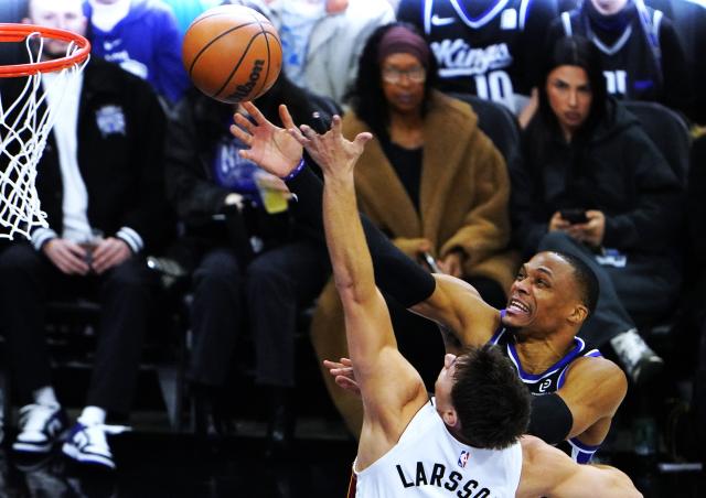 (260121) -- SACRAMENTO, Jan. 21, 2026 (Xinhua) -- Sacramento Kings' Russell Westbrook (top) goes for a layup during the 2025-2026 NBA regular season basketball game between Miami Heats and Sacramento Kings in Sacramento, the United States, Jan. 20, 2026. (Xinhua/Wu Xiaoling)