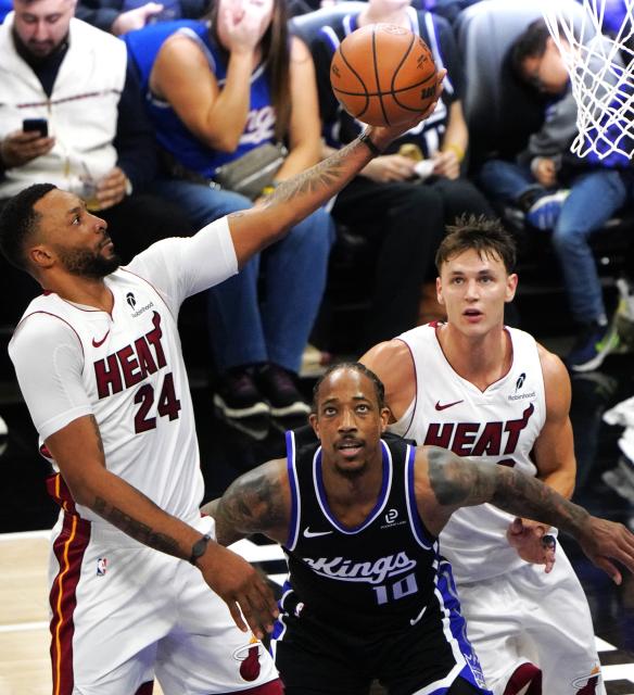(260121) -- SACRAMENTO, Jan. 21, 2026 (Xinhua) -- Miami Heats' Norman Powell (L) goes for a layup during the 2025-2026 NBA regular season basketball game between Miami Heats and Sacramento Kings in Sacramento, the United States, Jan. 20, 2026. (Xinhua/Wu Xiaoling)