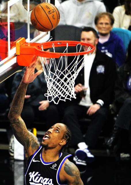(260121) -- SACRAMENTO, Jan. 21, 2026 (Xinhua) -- Sacramento Kings' DeMar DeRozan (front) goes for a layup during the 2025-2026 NBA regular season basketball game between Miami Heats and Sacramento Kings in Sacramento, the United States, Jan. 20, 2026. (Xinhua/Wu Xiaoling)