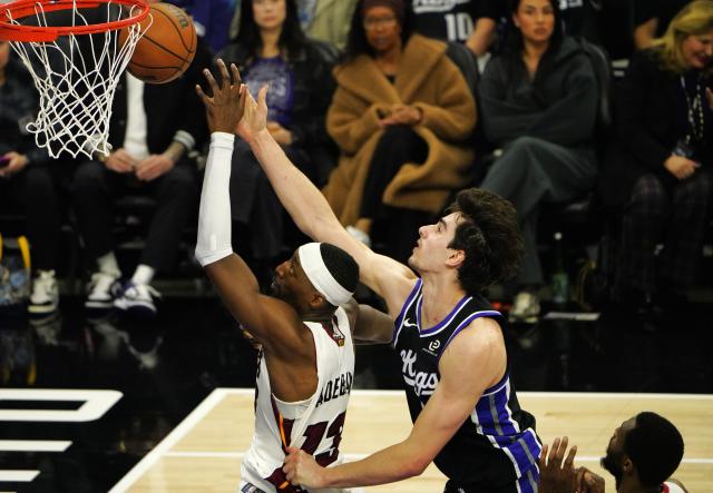 (260121) -- SACRAMENTO, Jan. 21, 2026 (Xinhua) -- Sacramento Kings' Maxime Raynaud (R) competes during the 2025-2026 NBA regular season basketball game between Miami Heats and Sacramento Kings in Sacramento, the United States, Jan. 20, 2026. (Xinhua/Wu Xiaoling)