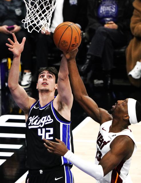 (260121) -- SACRAMENTO, Jan. 21, 2026 (Xinhua) -- Sacramento Kings' Maxime Raynaud (L) competes during the 2025-2026 NBA regular season basketball game between Miami Heats and Sacramento Kings in Sacramento, the United States, Jan. 20, 2026. (Xinhua/Wu Xiaoling)