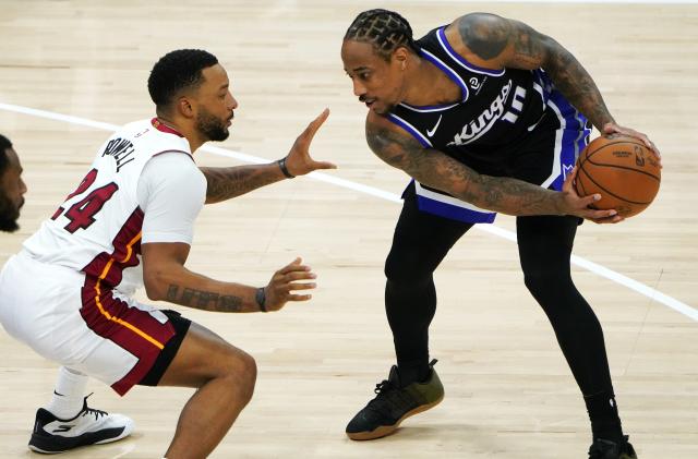 (260121) -- SACRAMENTO, Jan. 21, 2026 (Xinhua) -- Sacramento Kings' DeMar DeRozan (R) competes during the 2025-2026 NBA regular season basketball game between Miami Heats and Sacramento Kings in Sacramento, the United States, Jan. 20, 2026. (Xinhua/Wu Xiaoling)