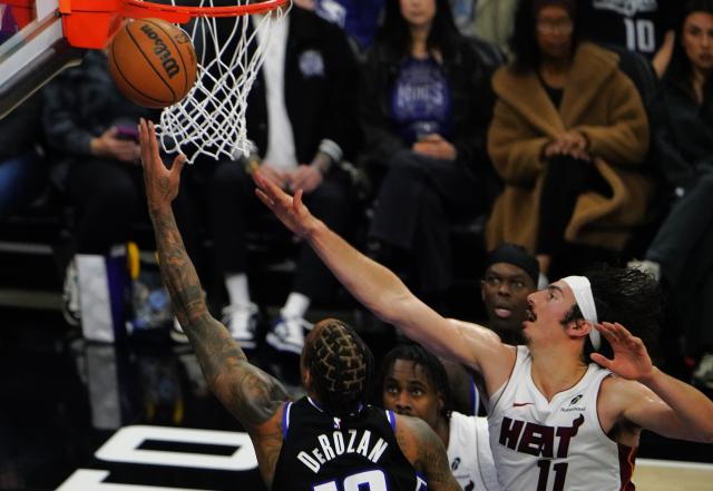 (260121) -- SACRAMENTO, Jan. 21, 2026 (Xinhua) -- Sacramento Kings' DeMar DeRozan (L) goes for a layup during the 2025-2026 NBA regular season basketball game between Miami Heats and Sacramento Kings in Sacramento, the United States, Jan. 20, 2026. (Xinhua/Wu Xiaoling)