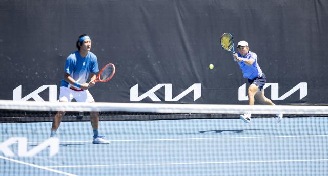 (260121) -- MELBOURNE, Jan. 21, 2026 (Xinhua) -- Zhang Zhizhen/Shang Juncheng (R) of China compete during the men's doubles 1st round match against Rajeev Ram of the United States/Matthew Ebden of Australia at the Australian Open tennis tournament in Melbourne, Australia, Jan. 21, 2026. (Photo by Hu Jingchen/Xinhua)