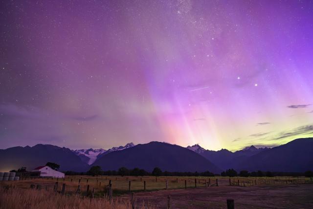 (260121) -- WELLINGTON, Jan. 21, 2026 (Xinhua) -- The aurora is seen near the Fox Glacier of New Zealand's South Island, Jan. 20, 2026. (Photo by Yang Liu/Xinhua)