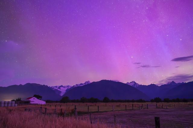 (260121) -- WELLINGTON, Jan. 21, 2026 (Xinhua) -- The aurora is seen near the Fox Glacier of New Zealand's South Island, Jan. 20, 2026. (Photo by Yang Liu/Xinhua)