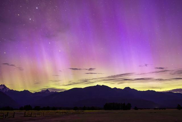 (260121) -- WELLINGTON, Jan. 21, 2026 (Xinhua) -- The aurora is seen near the Fox Glacier of New Zealand's South Island, Jan. 20, 2026. (Photo by Yang Liu/Xinhua)