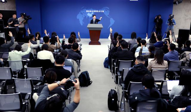 (260121) -- BEIJING, Jan. 21, 2026 (Xinhua) -- Peng Qing'en, spokesperson for the State Council Taiwan Affairs Office, gestures at a press conference in Beijing, capital of China, Jan. 21, 2026. (Xinhua/Pan Xu)
