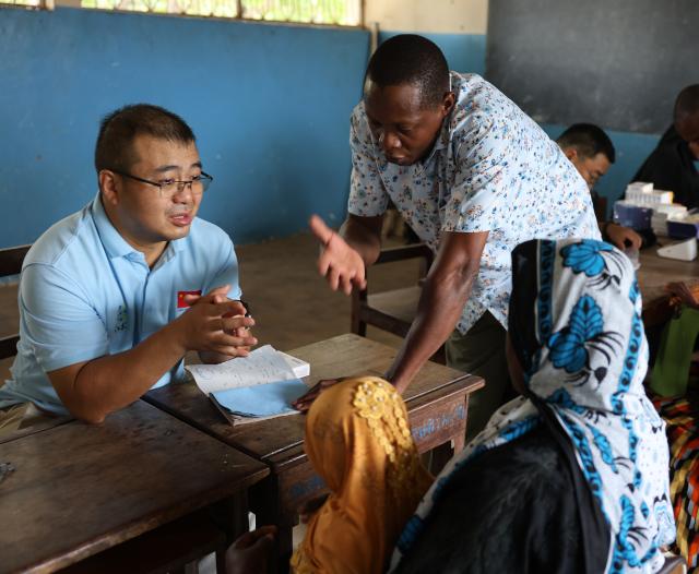 (260121) -- PEMBA ISLAND, Jan. 21, 2026 (Xinhua) -- A member (1st L) of the 35th Chinese medical team in Zanzibar provides free medical services on Pemba Island of Zanzibar, Tanzania, on Jan. 20, 2026. Chinese medical experts on Tuesday launched the "100 Medical Teams in 1,000 Villages" free medical services program at a community health service center on Pemba Island in Tanzania's Zanzibar.
TO GO WITH "China-aided free medical services program launched in Tanzania's Zanzibar" (The 35th Chinese medical team in Zanzibar/Handout via Xinhua)