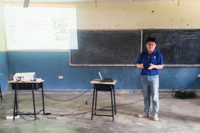 (260121) -- PEMBA ISLAND, Jan. 21, 2026 (Xinhua) -- A member of the expert team of the China-aided Zanzibar schistosomiasis prevention and control project conducts a health lecture on Pemba Island of Zanzibar, Tanzania, on Jan. 20, 2026. Chinese medical experts on Tuesday launched the "100 Medical Teams in 1,000 Villages" free medical services program at a community health service center on Pemba Island in Tanzania's Zanzibar.
TO GO WITH "China-aided free medical services program launched in Tanzania's Zanzibar" (The expert team of the China-aided Zanzibar schistosomiasis prevention and control project/Handout via Xinhua)