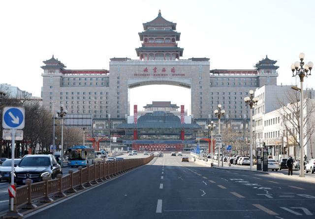 (260121) -- BEIJING, Jan. 21, 2026 (Xinhua) -- This photo taken on Jan. 21, 2026 shows an exterior view of the Beijing West Railway Station and its surrounding areas in Beijing, capital of China. The Beijing West Railway Station marked its 30th anniversary on Wednesday. Over the past three decades, this modern transport hub has handled more than 1.96 billion passenger trips, standing as a witness to China's development and the evolution of its railway network. (Xinhua/Zhang Chenlin)