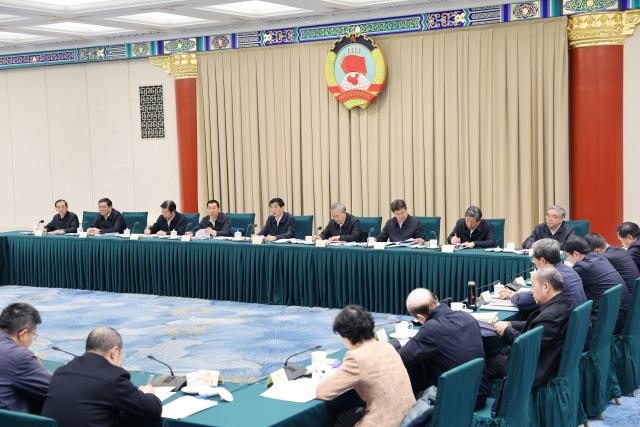 (260121) -- BEIJING, Jan. 21, 2026 (Xinhua) -- Wang Huning, a member of the Standing Committee of the Political Bureau of the Communist Party of China (CPC) Central Committee and chairman of the National Committee of the Chinese People's Political Consultative Conference (CPPCC), addresses a symposium held to analyze the economic situation in Beijing, capital of China, Jan. 21, 2026. (Xinhua/Yao Dawei)