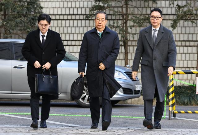 (260121) -- SEOUL, Jan. 21, 2026 (Xinhua) -- South Korea's former Prime Minister Han Duck-soo (C) is pictured before a trial in Seoul, South Korea, Jan. 21, 2026. Han on Wednesday was sentenced to 23 years in prison for aiding and abetting the insurrection of the impeached former President Yoon Suk-yeol. (NEWSIS/Handout via Xinhua)