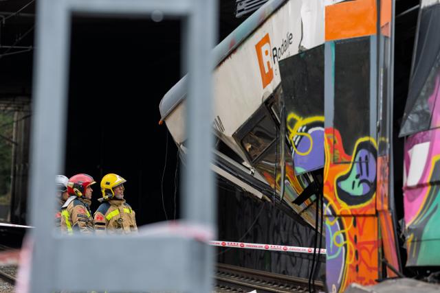 (260121) -- GELIDA, Jan. 21, 2026 (Xinhua) -- Rescuers work at the site of a train derailment accident in Gelida, Spain, Jan. 21, 2026. Two separate trains derailed in Spain's northeastern region of Catalonia Tuesday evening, killing one driver and injuring 37, after a deadly train collision killed more than 40 people on Sunday, Spanish national television RTVE reported.
   According to Catalan emergency services, one of the accidents occurred on the R4 suburban line near the town of Gelida in Barcelona province, where a retaining wall alongside the railway line suddenly collapsed as a train was passing. The collapse forced the train to derail and damaged the driver's cab. (Photo by Joan Gosa/Xinhua)