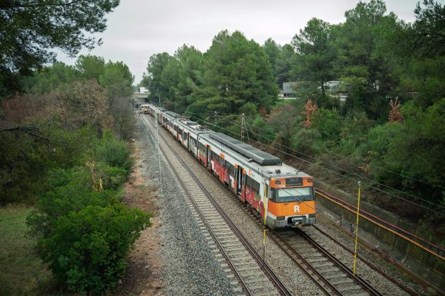 (260121) -- GELIDA, Jan. 21, 2026 (Xinhua) -- This photo shows the site of a train derailment accident in Gelida, Spain, Jan. 21, 2026. Two separate trains derailed in Spain's northeastern region of Catalonia Tuesday evening, killing one driver and injuring 37, after a deadly train collision killed more than 40 people on Sunday, Spanish national television RTVE reported.
   According to Catalan emergency services, one of the accidents occurred on the R4 suburban line near the town of Gelida in Barcelona province, where a retaining wall alongside the railway line suddenly collapsed as a train was passing. The collapse forced the train to derail and damaged the driver's cab. (Photo by Joan Gosa/Xinhua)