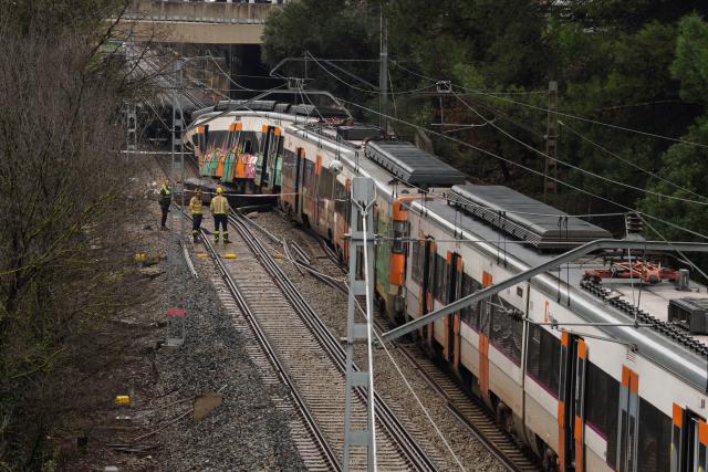 (260121) -- GELIDA, Jan. 21, 2026 (Xinhua) -- This photo shows the site of a train derailment accident in Gelida, Spain, Jan. 21, 2026. Two separate trains derailed in Spain's northeastern region of Catalonia Tuesday evening, killing one driver and injuring 37, after a deadly train collision killed more than 40 people on Sunday, Spanish national television RTVE reported.
   According to Catalan emergency services, one of the accidents occurred on the R4 suburban line near the town of Gelida in Barcelona province, where a retaining wall alongside the railway line suddenly collapsed as a train was passing. The collapse forced the train to derail and damaged the driver's cab. (Photo by Joan Gosa/Xinhua)