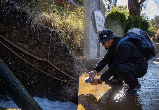 (260121) -- LIJIANG, Jan. 21, 2026 (Xinhua) -- He Dehua collects the sounds of flowing water at a park at the ancient city of Lijiang, southwest China's Yunnan Province, Jan. 16, 2026. He Dehua, 51, and his wife refurbished an old house of theirs in October 2025, and turned it into a music club called "Wayfarers," where they can share their personal stories with travelers and long-lost friends.
   The name "Wayfarers" came from a CD He had co-produced, drawing inspiration from his memory of watching elders of the family leaving hometown to work for livelihood. "We are all wayfarers in our own life, but we must not forget to search for the truth of life and the true self," said He.
   He has been a career musician for about three decades since he went to learn guitar playing in Beijing in 1997. Back to his hometown in Lijiang, he started to challenge himself by impressing the visitors to this olden city with music, songs and sounds of nature.
   He set out to collect voices and sounds in 2011, and has garnered more than 200 hours of recordings, which included some intangible cultural heritage items, voices in routine life, and melodies performed by folk artists. (Xinhua/Jiang Wenyao)