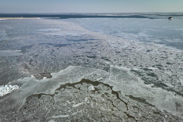 (260121) -- HULUDAO, Jan. 21, 2026 (Xinhua) -- A drone photo taken on Jan. 21, 2026 shows a view over sea ice in Suizhong County of Huludao City, northeast China's Liaoning Province. (Xinhua/Pan Yulong)