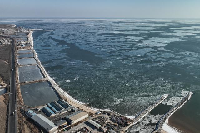 (260121) -- HULUDAO, Jan. 21, 2026 (Xinhua) -- A drone photo taken on Jan. 21, 2026 shows a view over sea ice in Suizhong County of Huludao City, northeast China's Liaoning Province. (Xinhua/Pan Yulong)