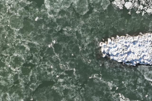 (260121) -- HULUDAO, Jan. 21, 2026 (Xinhua) -- A drone photo taken on Jan. 21, 2026 shows a view over sea ice in Suizhong County of Huludao City, northeast China's Liaoning Province. (Xinhua/Pan Yulong)