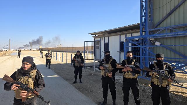 (260121) -- HASAKAH, Jan. 21, 2026 (Xinhua) -- Syrian security forces are deployed at the Al-Hol camp in the northeastern province of Hasakah, Syria, Jan. 21, 2026. Syria's interior authorities and the army's operations authority issued urgent warnings on Wednesday, advising civilians in northern and eastern Syria to avoid former Syrian Democratic Forces (SDF) positions, state news agency SANA reported.
Syria's interior authorities declared the Al-Hol Camp and recently-secured detention facilities as prohibited security zones, adding that security forces are working to secure these areas, track down remaining Islamic State (IS) fugitives, and complete data collection. (Str/Xinhua)