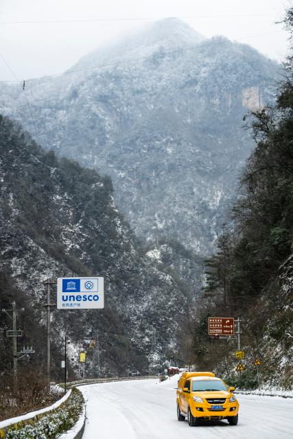 (260121) -- WUHAN, Jan. 21, 2026 (Xinhua) -- Workers taking a vehicle patrol for power supply problems in Muyu Town, Shennongjia Forestry District of central China's Hubei Province, Jan. 21, 2026. Facing widespread low-temperature with severe icing on power lines in some high-altitude areas in Hubei Province, power maintenance staff conducted patrols to ensure the stable operation of the power grid. (Xinhua/Wu Zhizun)