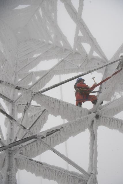 (260121) -- WUHAN, Jan. 21, 2026 (Xinhua) -- A worker deices on a power tower in Zouma Town of Hefeng County, central China's Hubei Province, Jan. 21, 2026. Facing widespread low-temperature with severe icing on power lines in some high-altitude areas in Hubei Province, power maintenance staff conducted patrols to ensure the stable operation of the power grid. (Photo by Yang Shunpi/Xinhua)