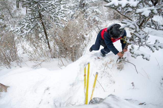(260121) -- WUHAN, Jan. 21, 2026 (Xinhua) -- A worker patrols for power supply problems in Muyu Town, Shennongjia Forestry District of central China's Hubei Province, Jan. 21, 2026. Facing widespread low-temperature with severe icing on power lines in some high-altitude areas in Hubei Province, power maintenance staff conducted patrols to ensure the stable operation of the power grid. (Xinhua/Wu Zhizun)