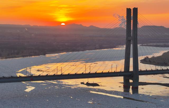 (260121) -- YINCHUAN, Jan. 21, 2026 (Xinhua) -- An aerial drone photo taken on Jan. 21, 2026 shows the frozen surface of the Yellow River along the border of Shizuishan City of northwest China's Ningxia Hui Autonomous Region and Wuhai City of north China's Inner Mongolia Autonomous Region amid a cold wave. (Photo by Yuan Hongyan/Xinhua)