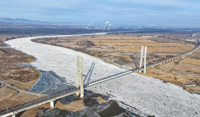 (260121) -- YINCHUAN, Jan. 21, 2026 (Xinhua) -- An aerial drone photo taken on Jan. 21, 2026 shows the frozen surface of the Yellow River along the border of Shizuishan City of northwest China's Ningxia Hui Autonomous Region and Wuhai City of north China's Inner Mongolia Autonomous Region amid a cold wave. (Photo by Yuan Hongyan/Xinhua)