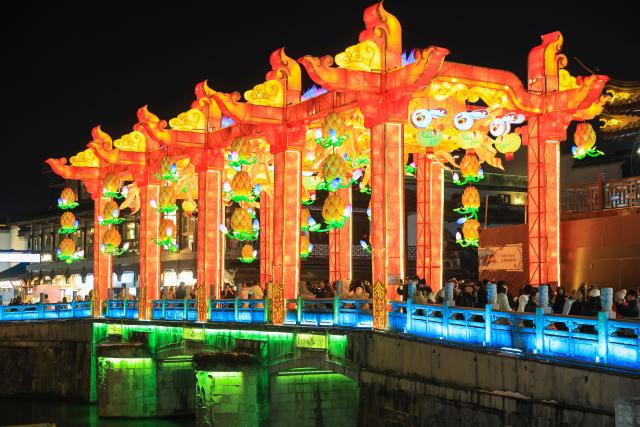 (260121) -- NANJING, Jan. 21, 2026 (Xinhua) -- Tourists view light decorations displayed at the Confucius Temple scenic area during the 40th Qinhuai Lantern Festival in Nanjing, east China's Jiangsu Province, Jan. 21, 2026. The lighting ceremony of the festival was held at the Bailuzhou Park on Wednesday. The festival can be visited in several exhibition areas near the Qinhuai river in the city of Nanjing. (Photo by Su Yang/Xinhua)