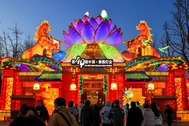 (260121) -- NANJING, Jan. 21, 2026 (Xinhua) -- Tourists view light decorations displayed at the Confucius Temple scenic area during the 40th Qinhuai Lantern Festival in Nanjing, east China's Jiangsu Province, Jan. 21, 2026. The lighting ceremony of the festival was held at the Bailuzhou Park on Wednesday. The festival can be visited in several exhibition areas near the Qinhuai river in the city of Nanjing. (Photo by Xin Yi/Xinhua)