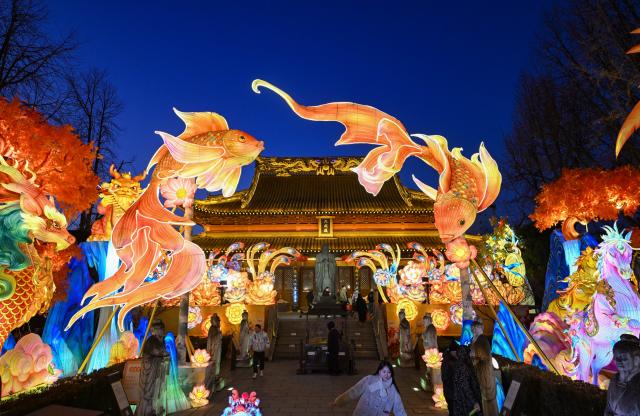 (260121) -- NANJING, Jan. 21, 2026 (Xinhua) -- Tourists view light decorations displayed at the Confucius Temple scenic area during the 40th Qinhuai Lantern Festival in Nanjing, east China's Jiangsu Province, Jan. 21, 2026. The lighting ceremony of the festival was held at the Bailuzhou Park on Wednesday. The festival can be visited in several exhibition areas near the Qinhuai river in the city of Nanjing. (Photo by Yang Suping/Xinhua)