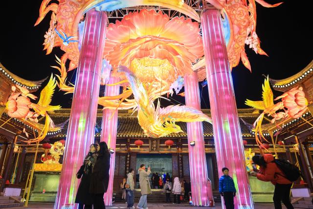 (260121) -- NANJING, Jan. 21, 2026 (Xinhua) -- Tourists view light decorations displayed at the Confucius Temple scenic area during the 40th Qinhuai Lantern Festival in Nanjing, east China's Jiangsu Province, Jan. 21, 2026. The lighting ceremony of the festival was held at the Bailuzhou Park on Wednesday. The festival can be visited in several exhibition areas near the Qinhuai river in the city of Nanjing. (Photo by Su Yang/Xinhua)
