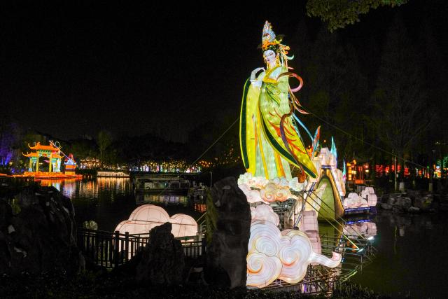(260121) -- NANJING, Jan. 21, 2026 (Xinhua) -- This photo taken on Jan. 21, 2026 shows light decorations displayed at the Bailuzhou Park during the 40th Qinhuai Lantern Festival in Nanjing, east China's Jiangsu Province. The lighting ceremony of the festival was held at the Bailuzhou Park on Wednesday. The festival can be visited in several exhibition areas near the Qinhuai river in the city of Nanjing. (Xinhua/Li Bo)