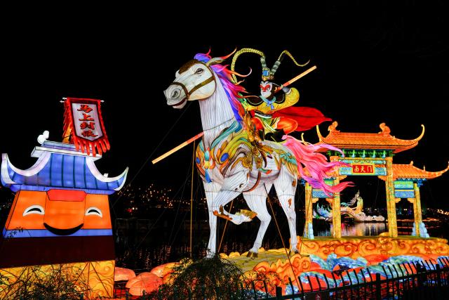 (260121) -- NANJING, Jan. 21, 2026 (Xinhua) -- This photo taken on Jan. 21, 2026 shows light decorations displayed at the Bailuzhou Park during the 40th Qinhuai Lantern Festival in Nanjing, east China's Jiangsu Province. The lighting ceremony of the festival was held at the Bailuzhou Park on Wednesday. The festival can be visited in several exhibition areas near the Qinhuai river in the city of Nanjing. (Xinhua/Li Bo)