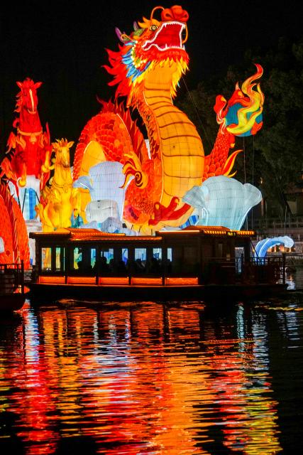 (260121) -- NANJING, Jan. 21, 2026 (Xinhua) -- Tourists take a boat viewing light decorations displayed at the Bailuzhou Park during the 40th Qinhuai Lantern Festival in Nanjing, east China's Jiangsu Province, Jan. 21, 2026. The lighting ceremony of the festival was held at the Bailuzhou Park on Wednesday. The festival can be visited in several exhibition areas near the Qinhuai river in the city of Nanjing. (Xinhua/Li Bo)