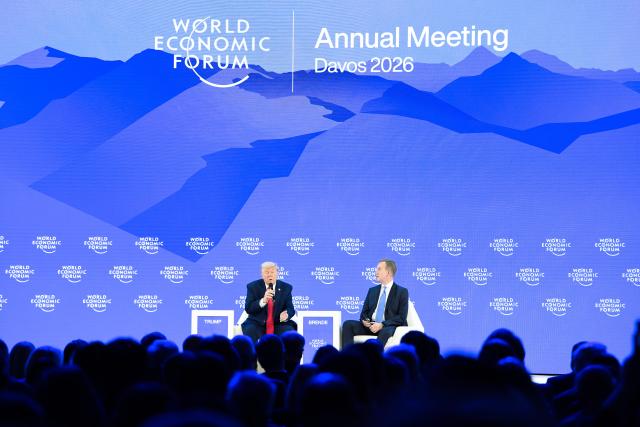 (260121) -- DAVOS, Jan. 21, 2026 (Xinhua) -- U.S. President Donald Trump (L) speaks at the World Economic Forum Annual Meeting in Davos, Switzerland, Jan. 21, 2026. (Xinhua/Lian Yi)