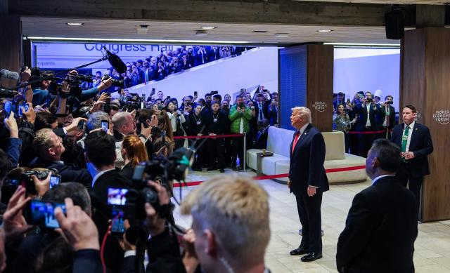 (260121) -- DAVOS, Jan. 21, 2026 (Xinhua) -- U.S. President Donald Trump speaks to journalists after addressing the World Economic Forum Annual Meeting in Davos, Switzerland, Jan. 21, 2026. (Xinhua/Peng Ziyang)