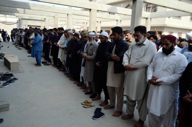 (260121) -- KARACHI, Jan. 21, 2026 (Xinhua) -- People attend the funeral of a shopping mall fire victim in southern Pakistani port city of Karachi on Jan. 21, 2026. The death toll from a shopping mall fire in Pakistan's southern port city of Karachi climbed to 60 after at least 30 bodies were recovered from a shop of the multi-storey building, officials said on Wednesday. (Str/Xinhua)
