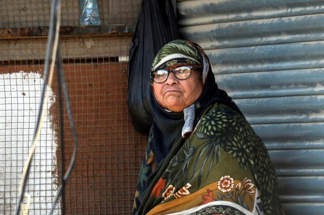 (260121) -- KARACHI, Jan. 21, 2026 (Xinhua) -- A woman mourns during the funeral of a shopping mall fire victim in southern Pakistani port city of Karachi on Jan. 21, 2026. The death toll from a shopping mall fire in Pakistan's southern port city of Karachi climbed to 60 after at least 30 bodies were recovered from a shop of the multi-storey building, officials said on Wednesday. (Str/Xinhua)