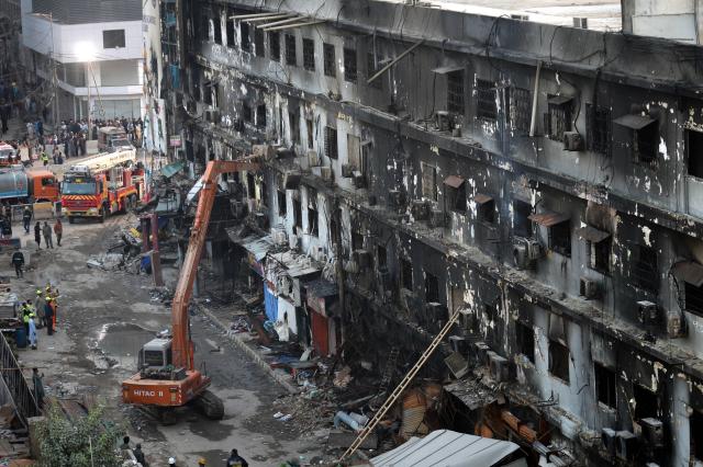 (260121) -- KARACHI, Jan. 21, 2026 (Xinhua) -- Photo taken on Jan. 21, 2026 shows a burnt shopping mall in southern Pakistani port city of Karachi. The death toll from a shopping mall fire in Pakistan's southern port city of Karachi climbed to 60 after at least 30 bodies were recovered from a shop of the multi-storey building, officials said on Wednesday. (Str/Xinhua)