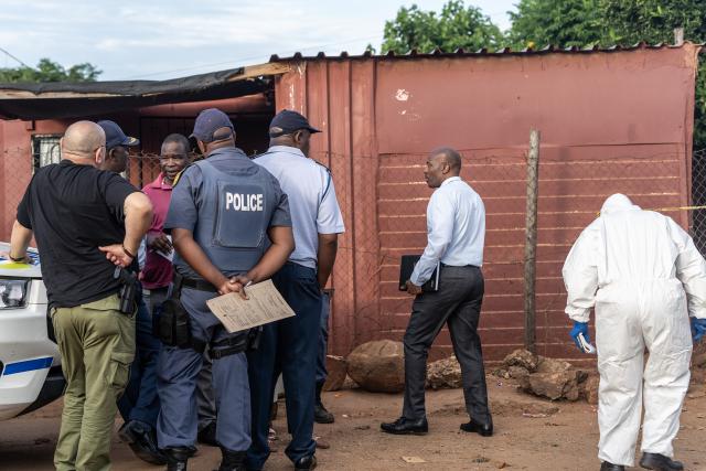 (260121) -- ATTERIDGEVILLE, Jan. 21, 2026 (Xinhua) -- Police officers work at the scene of a shooting incident in Jeffsville, Atteridgeville, Gauteng Province, South Africa, Jan. 21, 2026. Five people were shot dead on Wednesday outside a tuck shop in Jeffsville, Atteridgeville, in South Africa's Gauteng Province, local police said in a statement. (Photo by Shiraaz Mohamed/Xinhua)