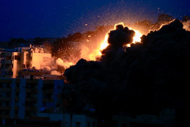 (260121) -- QENNARIT, Jan. 21, 2026 (Xinhua) -- Photo taken on Jan. 21, 2026 shows explosions during Israeli airstrikes in Qennarit, near Sidon, southern Lebanon. Israeli airstrikes injured 19 people in southern Lebanon on Wednesday, including eight journalists, according to Lebanon's Ministry of Public Health. (Photo by Ali Hashisho/Xinhua)