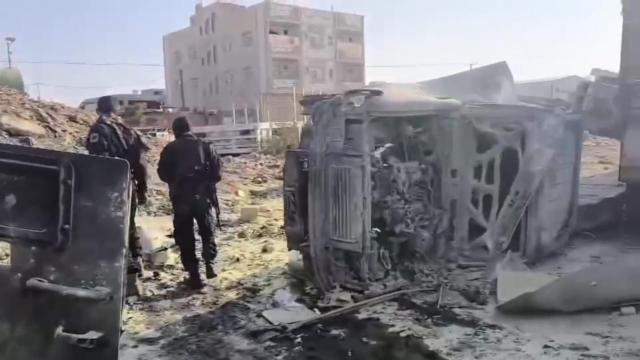 (260121) -- ADEN, Jan. 21, 2026 (Xinhua) -- This video screenshot shows militants guarding at the site after the car bomb attack in Aden, Yemen, Jan. 21, 2026. A booby-trapped car exploded on Wednesday targeting a military convoy of pro-government forces in the southern Yemeni port city of Aden, killing two soldiers, a local security official told Xinhua. (Xinhua)