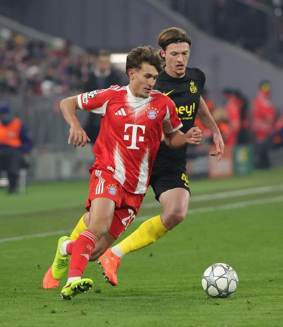 (260122) -- MUNICH, Jan. 22, 2026 (Xinhua) -- Tom Bischof (L) of Bayern Munich vies with Fedde Leysen of Union Saint-Gilloise during the UEFA Champions League match between Bayern Munich and Union Saint-Gilloise in Munich, Germany, Jan. 21, 2026. (Photo by Philippe Ruiz/Xinhua)