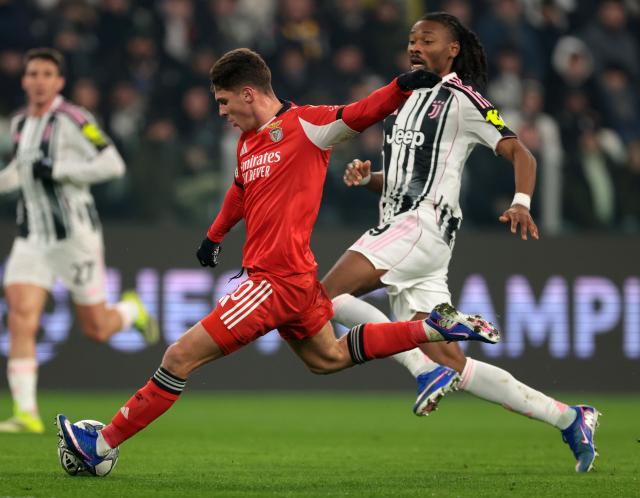 (260122) -- TURIN, Jan. 22, 2026 (Xinhua) -- Juventus' Khephren Thuram (R) vies with Benfica's Georgiy Sudakov during the UEFA Champions League match between Juventus and Benfica in Turin, Italy, Jan. 21, 2026. (Photo by Diego Petrussi/Xinhua)